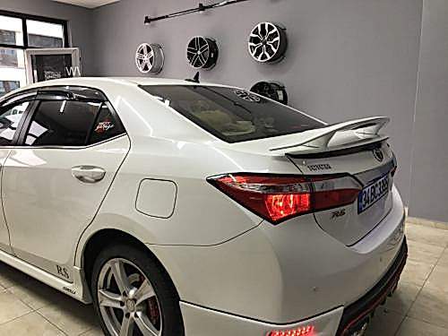 toyota corolla stop kenarı flyo çerçeve kaplama far kaşı araç kaplama (1)